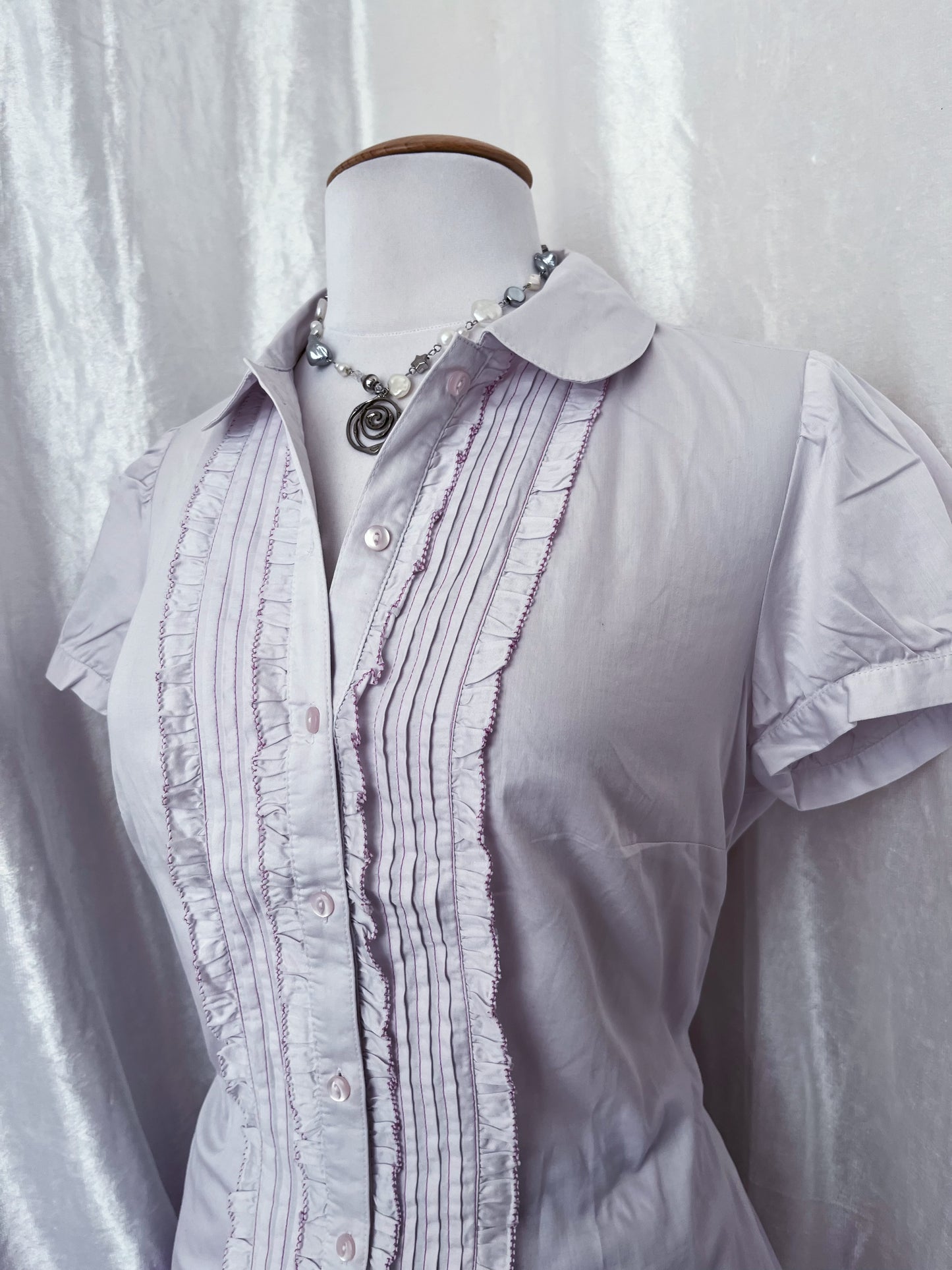 Beautiful 00’s coquette fairy shirt with puff sleeves & ruffle details 🎀