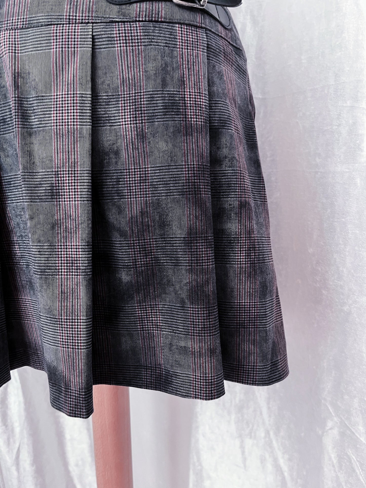 00’s alt plaid skirt with belt buckles detail 💜