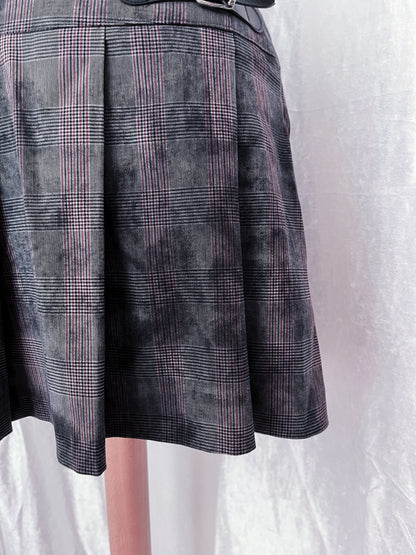 00’s alt plaid skirt with belt buckles detail 💜