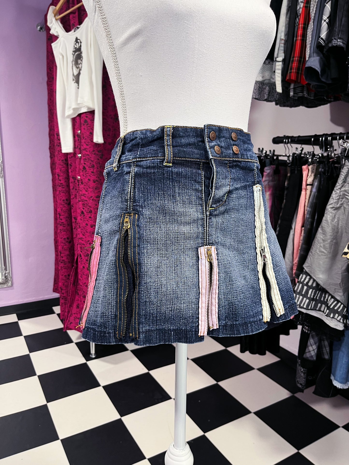 00’s iconic denim skirt with zipper details 🤐