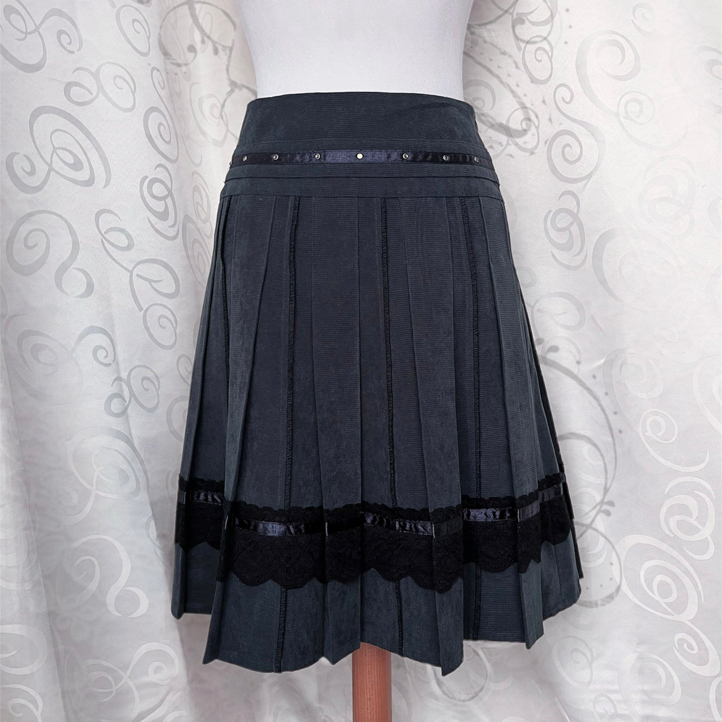 00’s dark coquette grey midi pleated skirt with lace & satin details 🌀🕷️