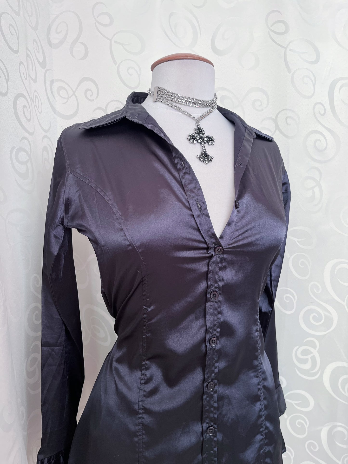 00’s whimsy satin grey shirt 🌀🕷️