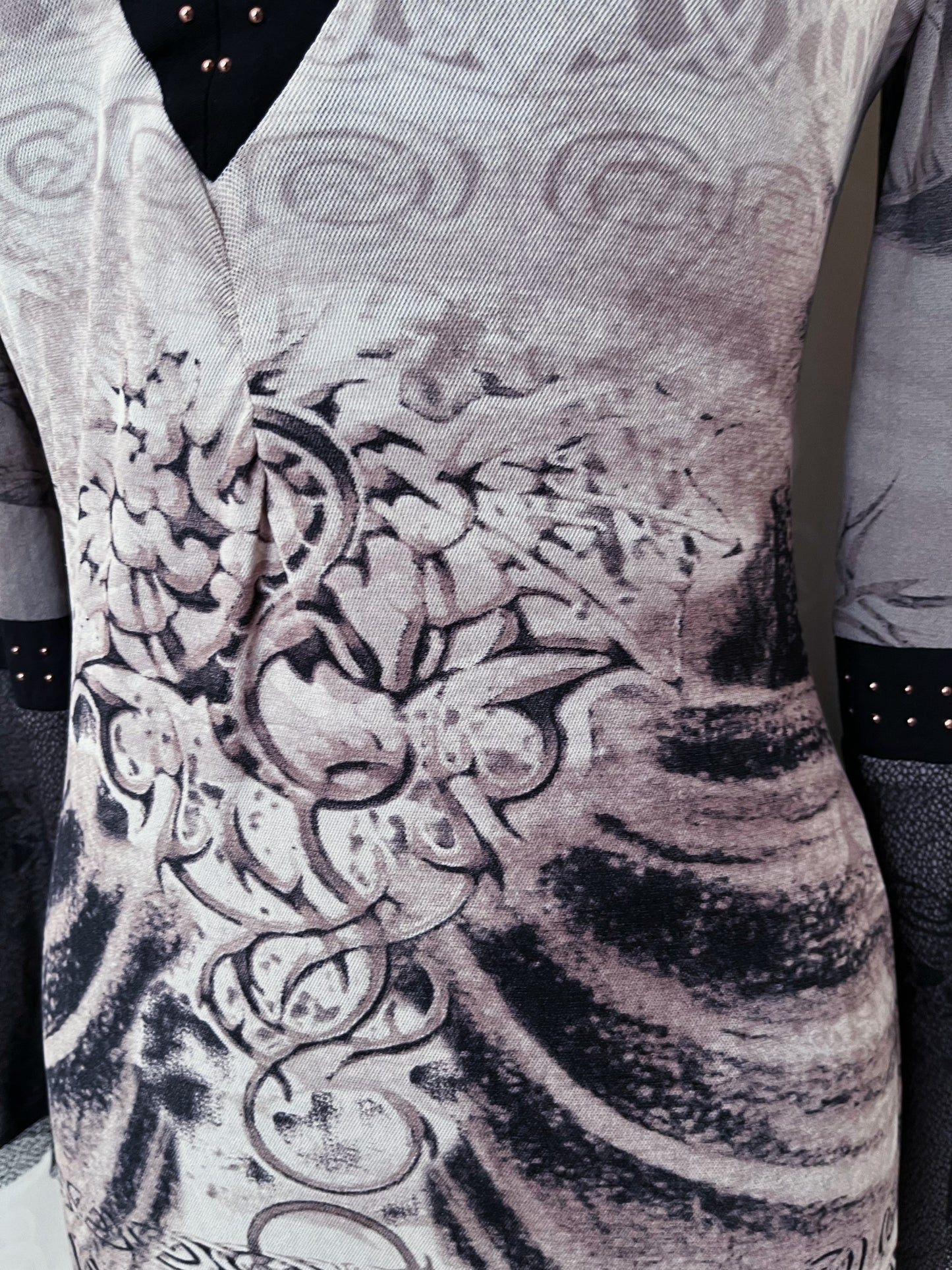 Y2K iconic beige dress with thorn print 🖤🕸️🕷️