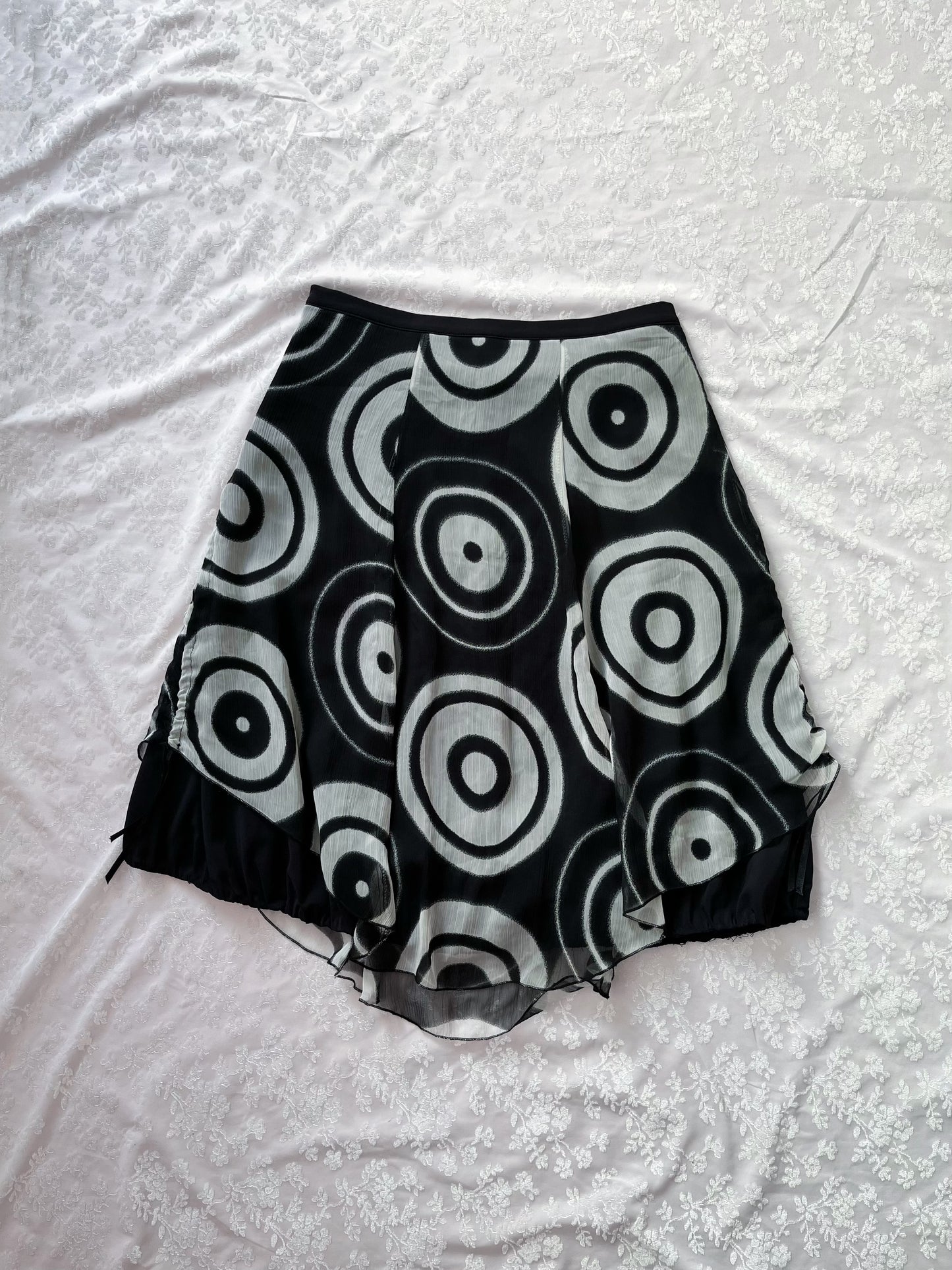 Iconic 00’s mesh patterned skirt 💀🕸️