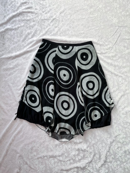 Iconic 00’s mesh patterned skirt 💀🕸️
