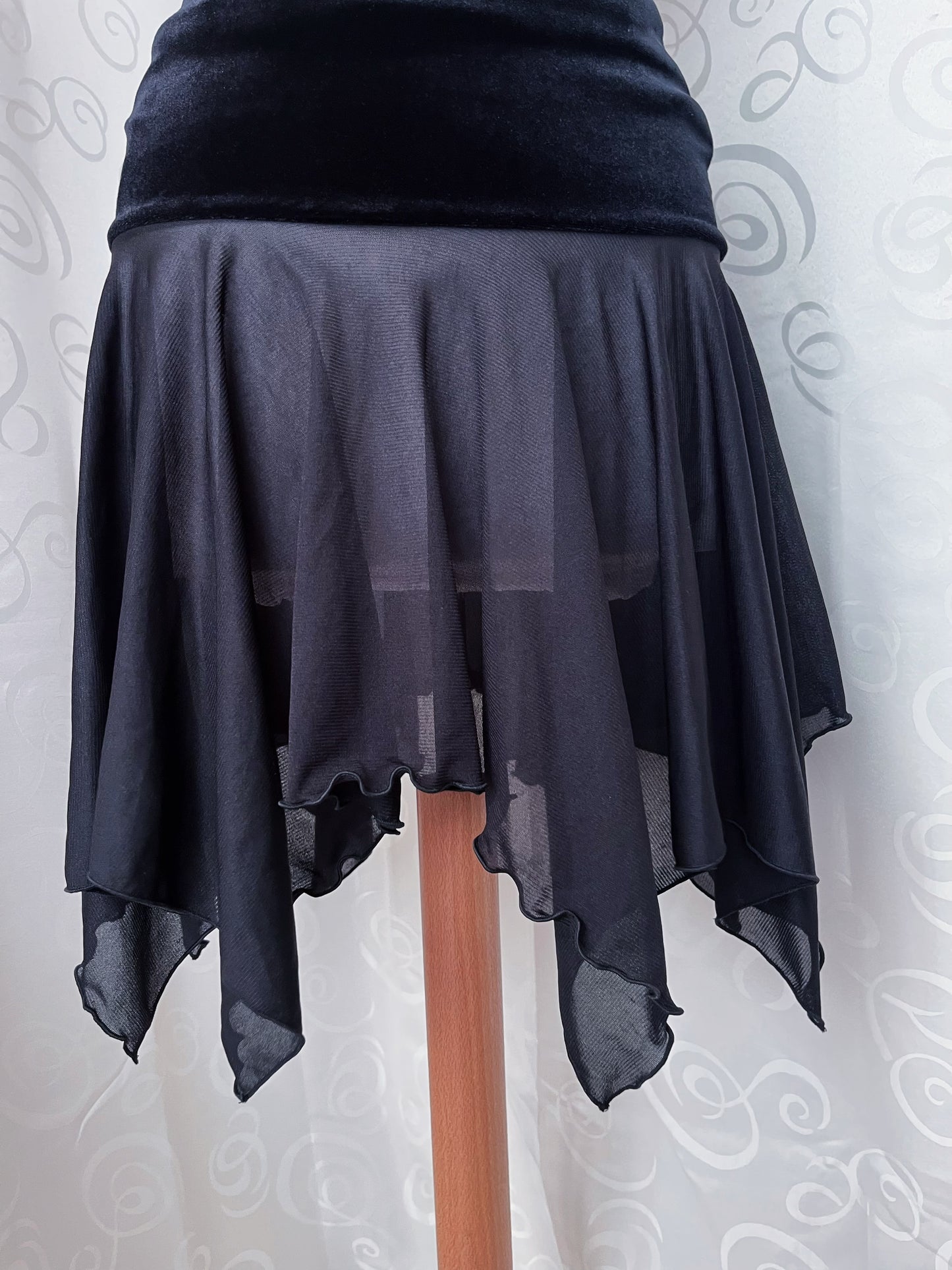 Witchy pointy mesh & velvet black skirt 🖤🕷️