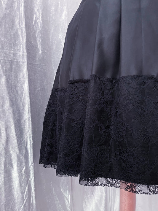 Dark coquette black skirt with lace detail 🌹