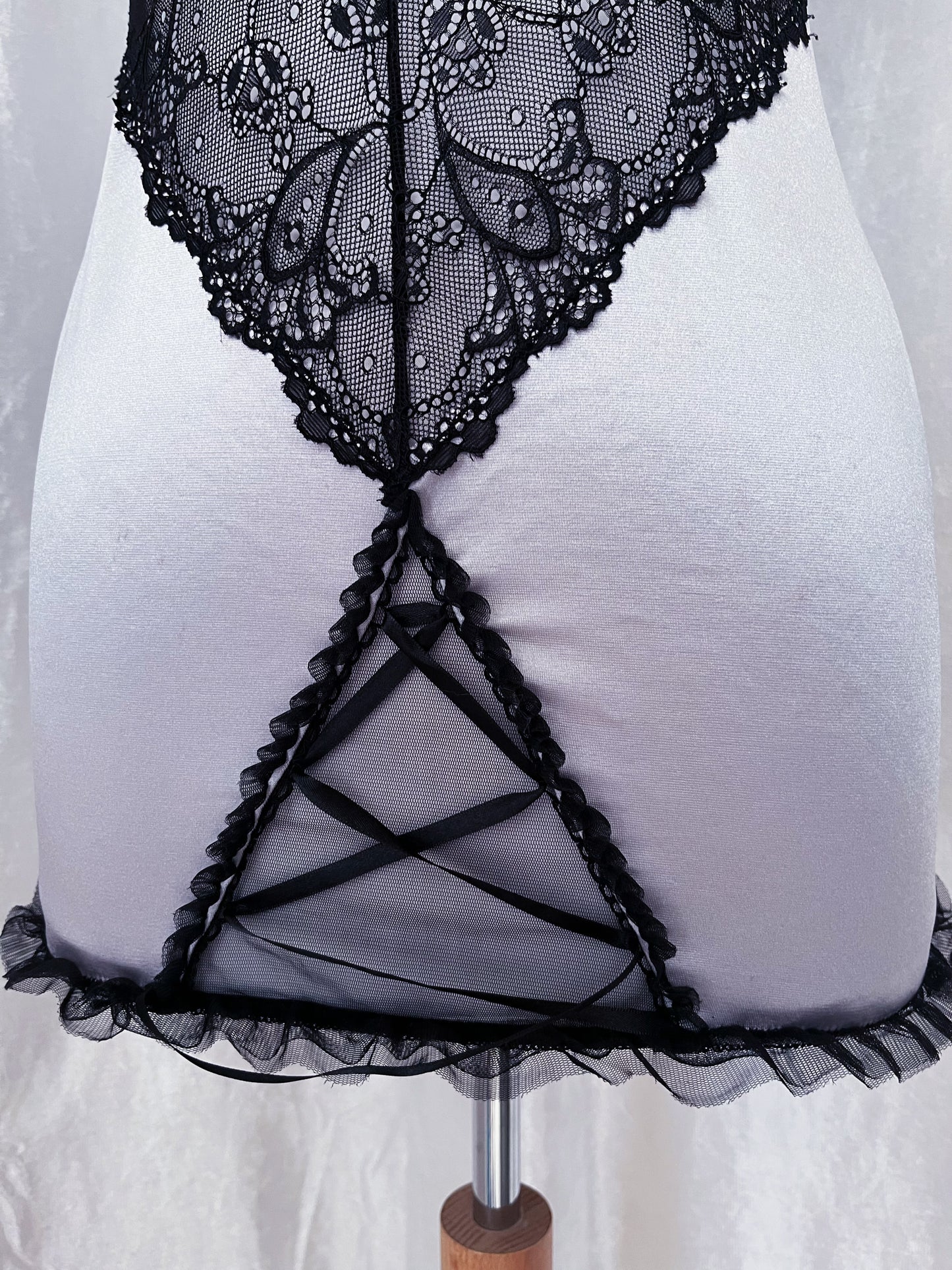 Stunning silver & lace nightgown 🩶🖇️