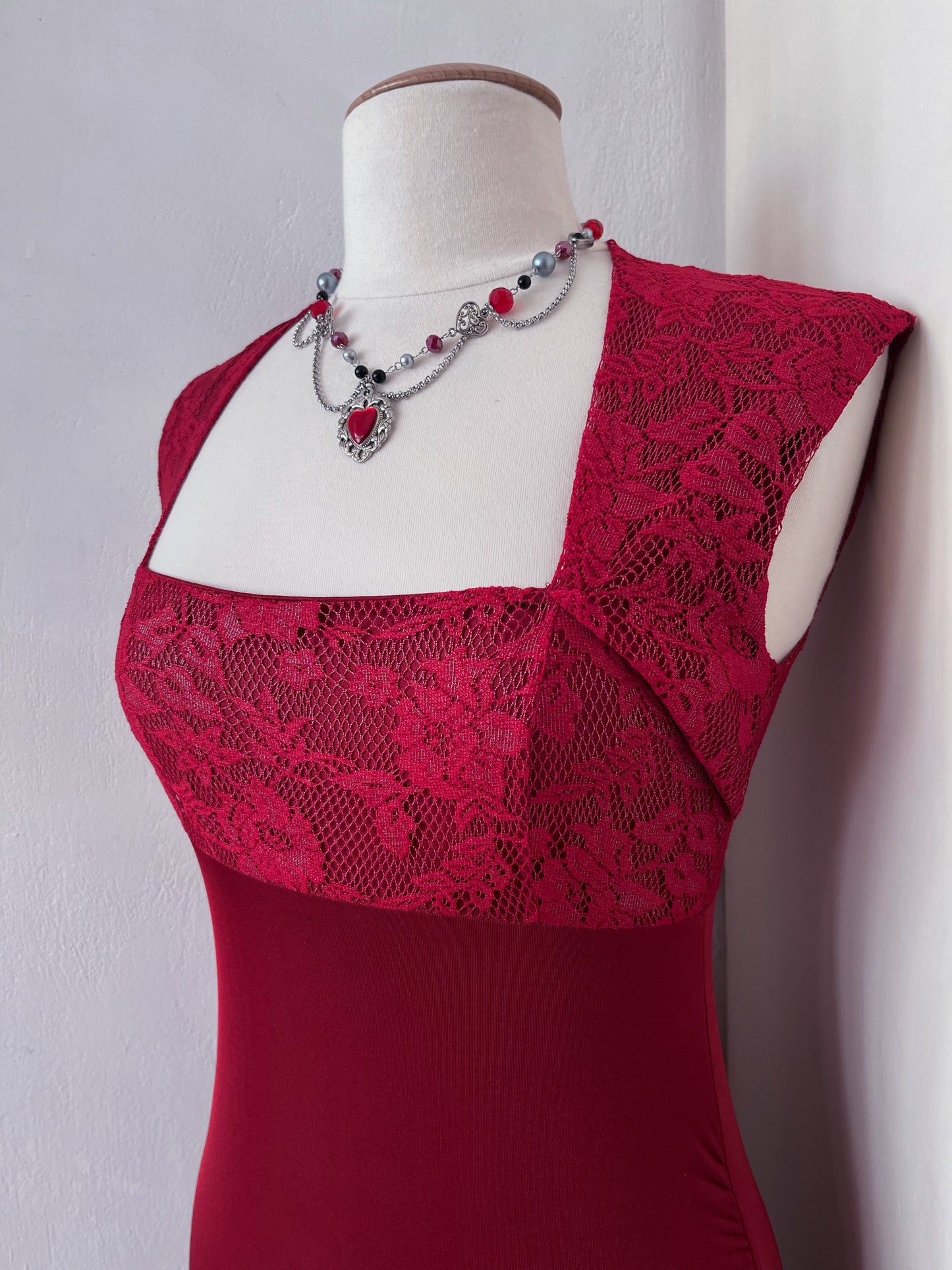 Iconic red vampire dress with lace detail 🧛🏼‍♀️