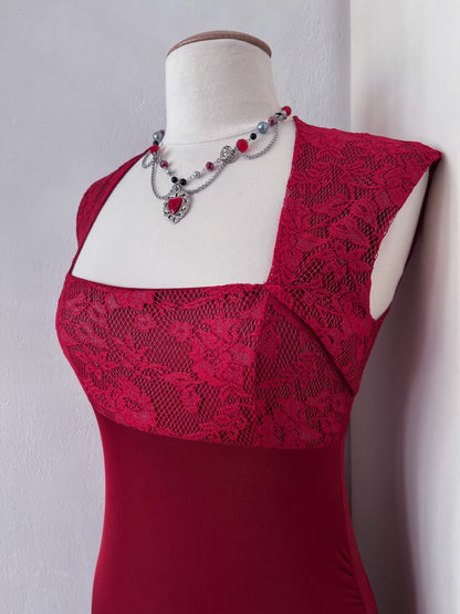 Iconic red vampire dress with lace detail 🧛🏼‍♀️
