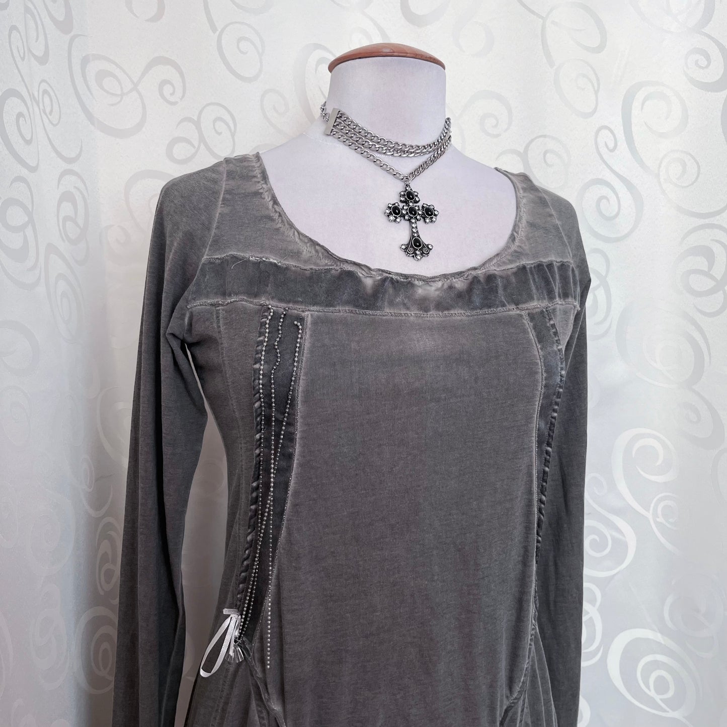 00’s Knight/Medieval style grey dress with bead details & pockets 🗡️