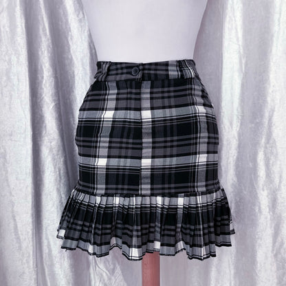 Hot emo plaid skirt 🖤🤍