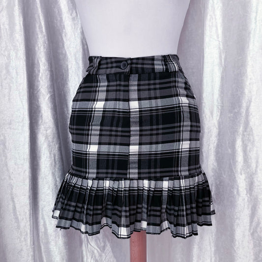 Hot emo plaid skirt 🖤🤍