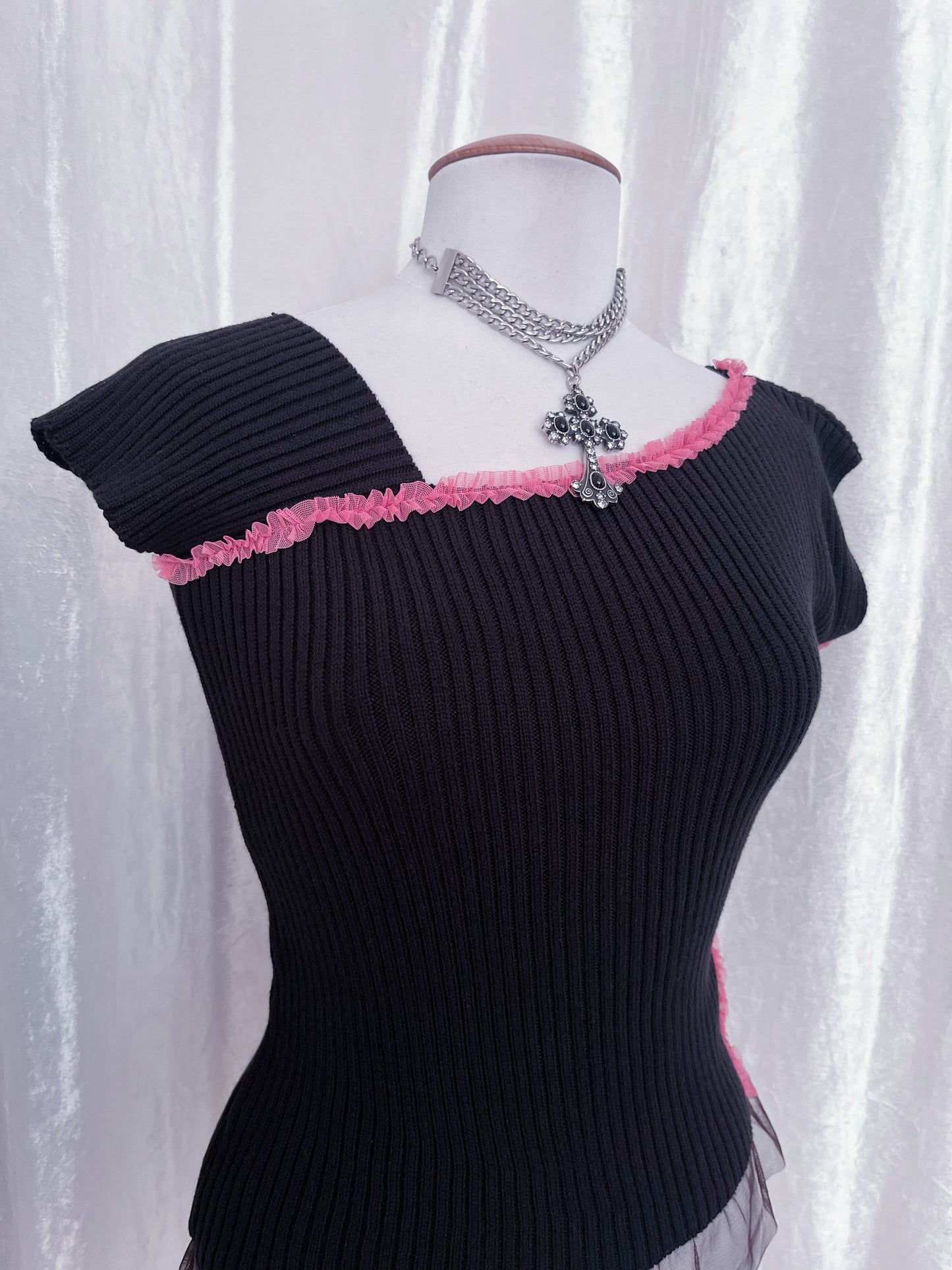 Deadstock dark fairy asymmetrical top with tulle detail 🎀