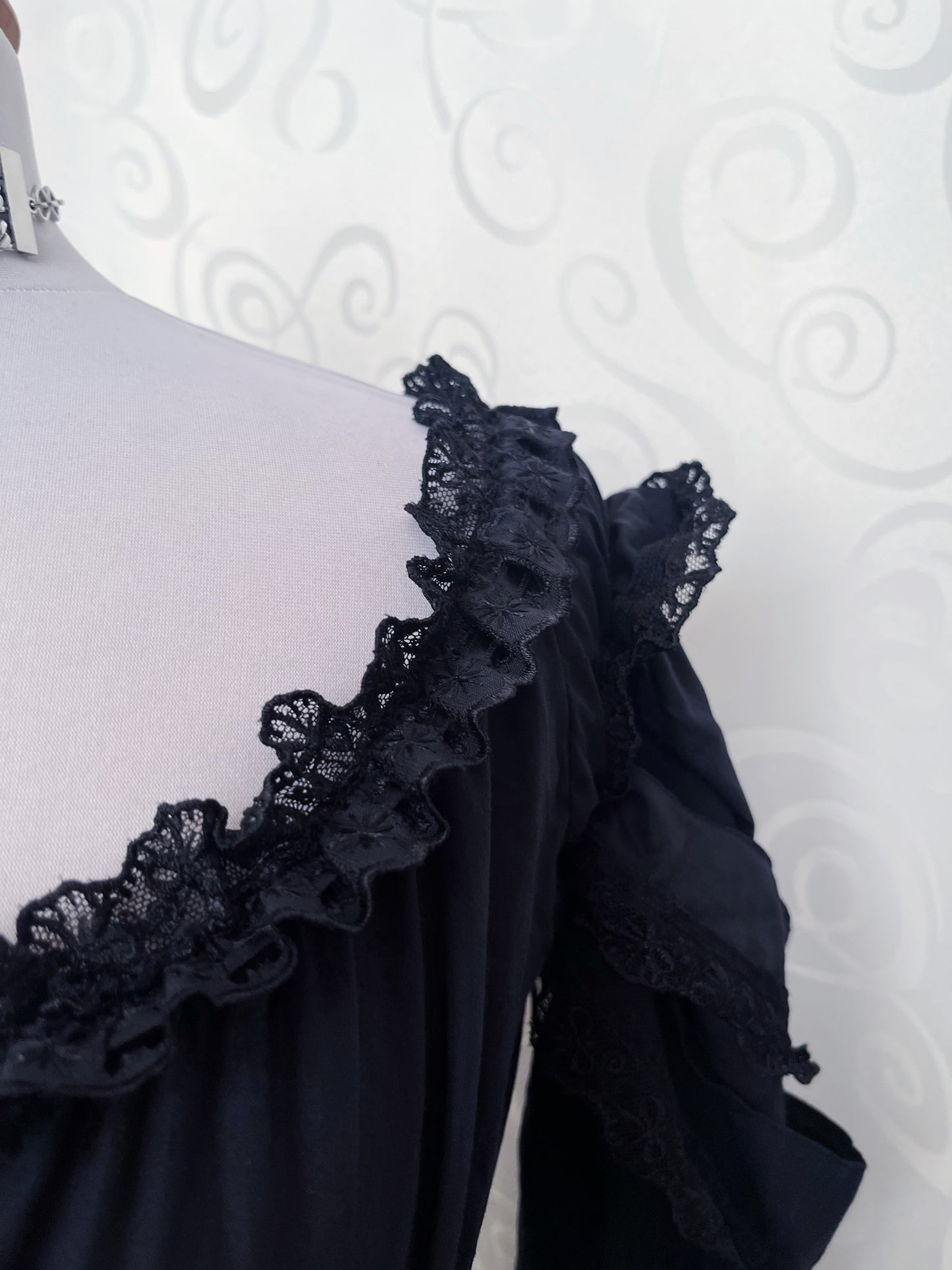 00’s Witchy/Gothic iconic cotton black shirt with lace & embroidered details 🦇