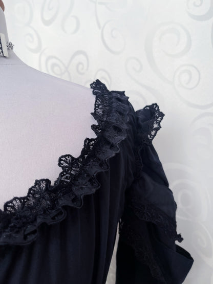 00’s Witchy/Gothic iconic cotton black shirt with lace & embroidered details 🦇