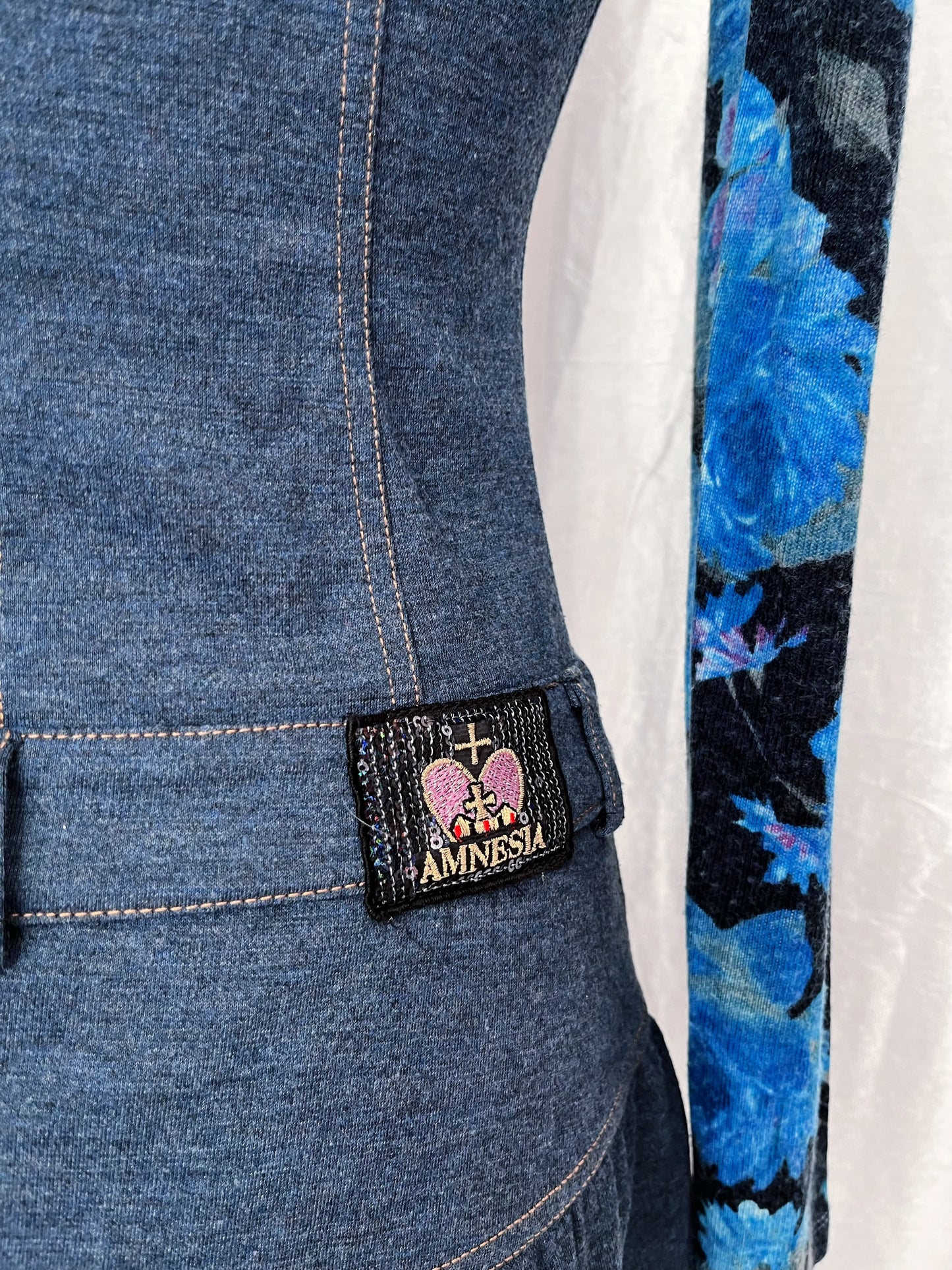 00’s AMNESIA cute denim dress with floral shoulder sleeves & turtleneck 🪻🪽
