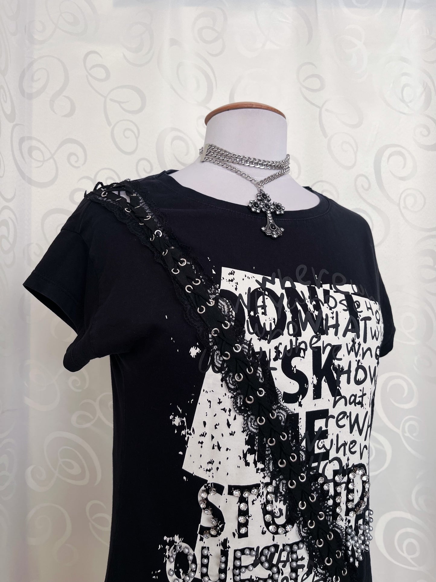00’s iconic alternative tee with graphic print & lace-up details 🕷️🌀