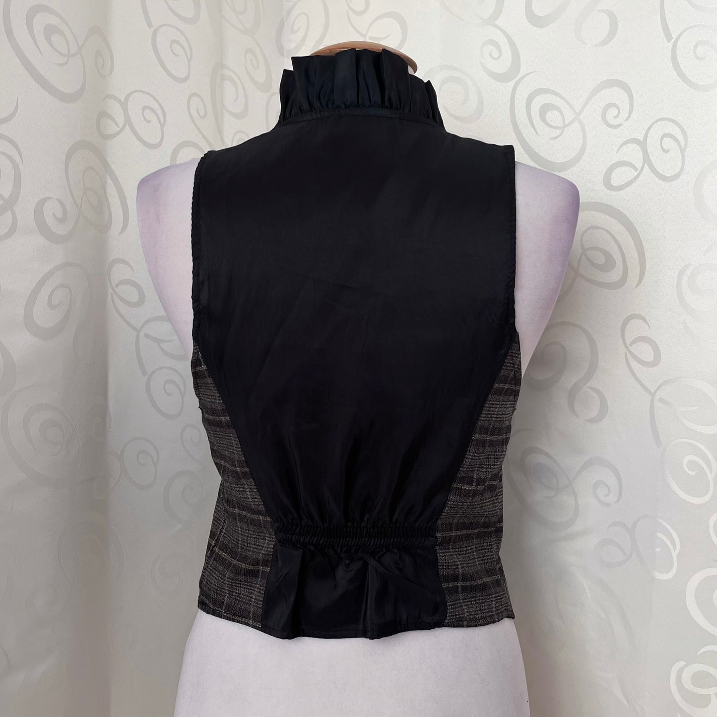 00’s Dark Academia vest with ruffle detail🖤🦇