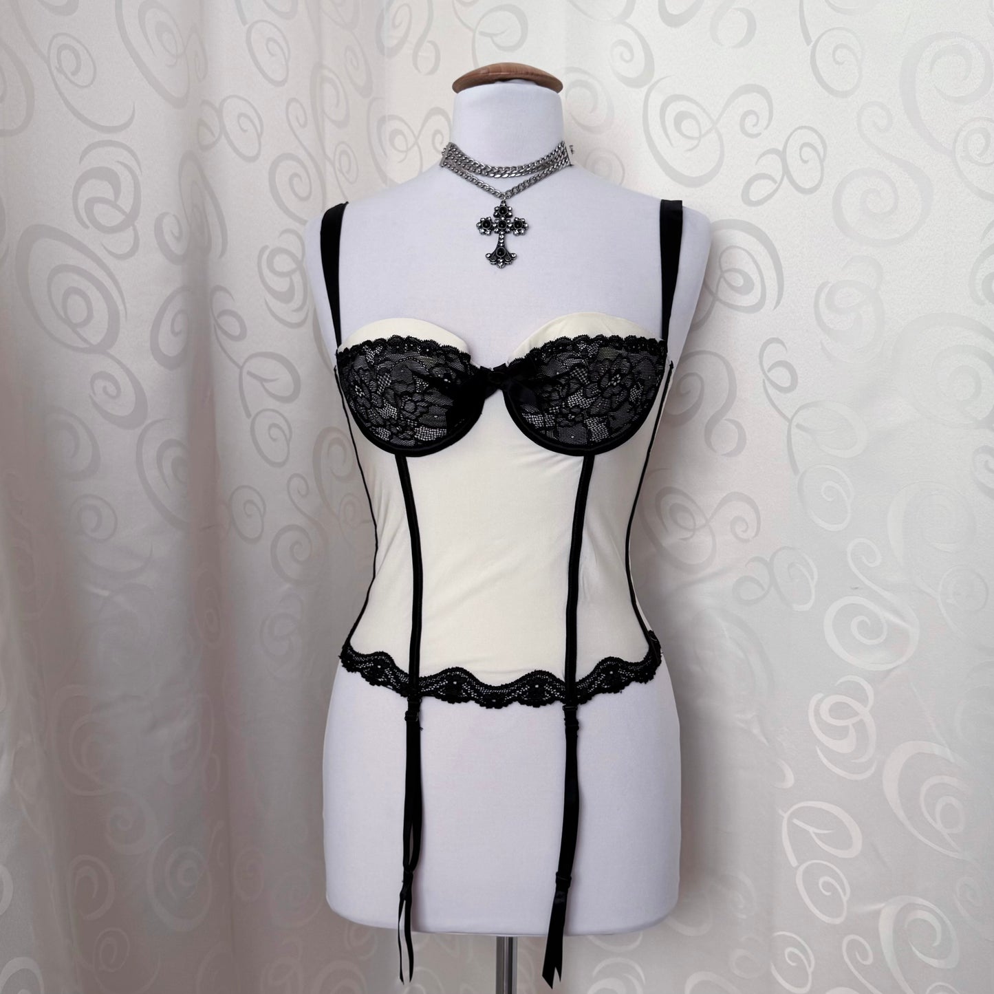 Dark coquette white corset top with black lace details 🗝️🦇