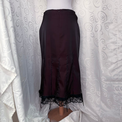 00’s Vampire Gothic dark burgundy satin skirt with lace & faux fur trim detail 🦇🥀
