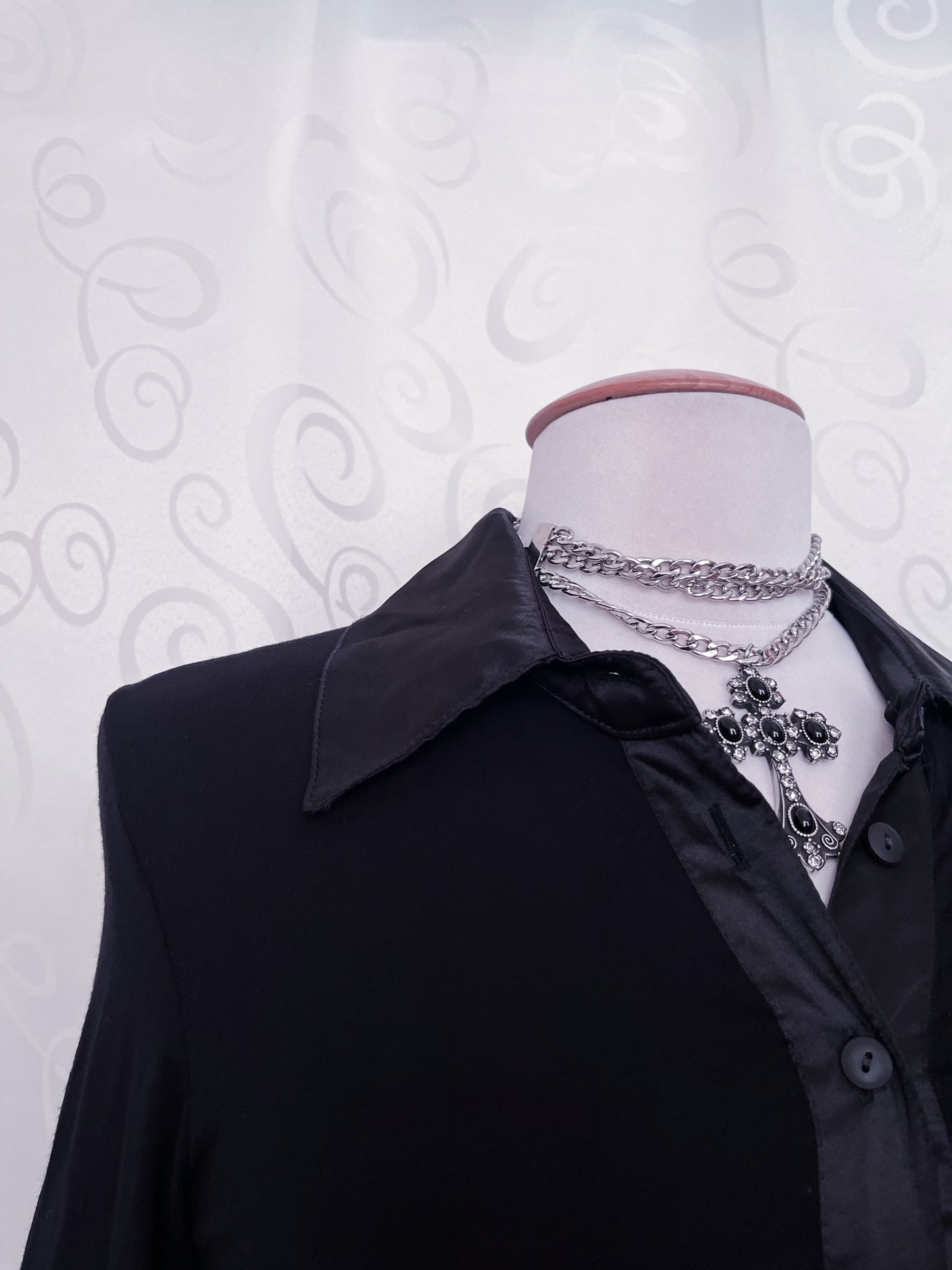 00’s iconic Gothic black shirt with lace-up and cutout back detail 🦇
