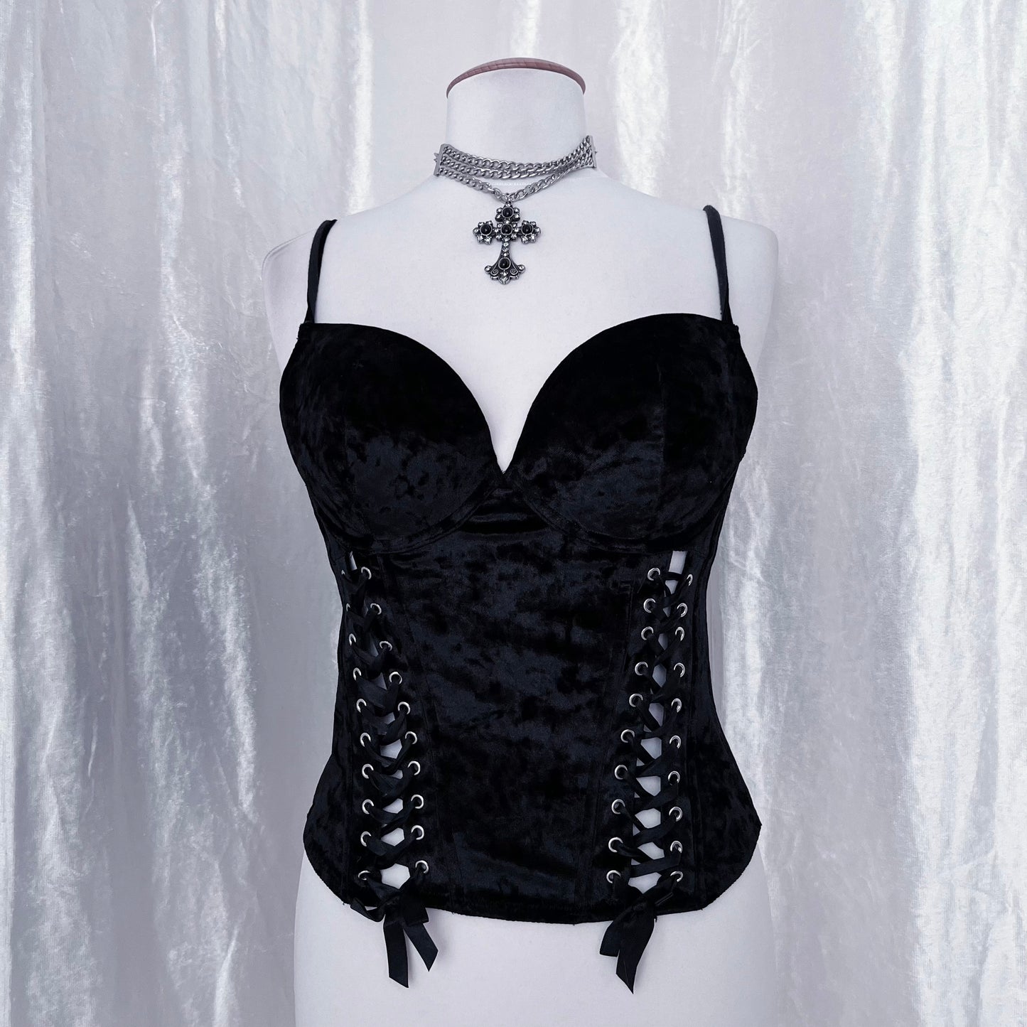 Gothic velvet corset with lace-up detail 🕷️