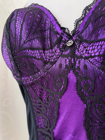 Gothic purple lacey corset with little spiral details 🌀💜