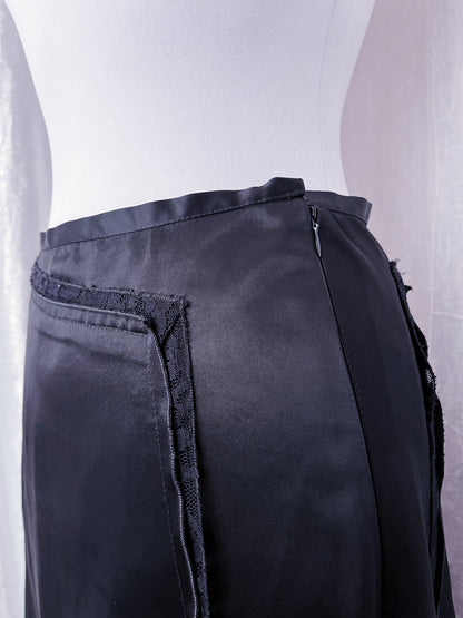 Iconic 00’s silky black skirt 🦇