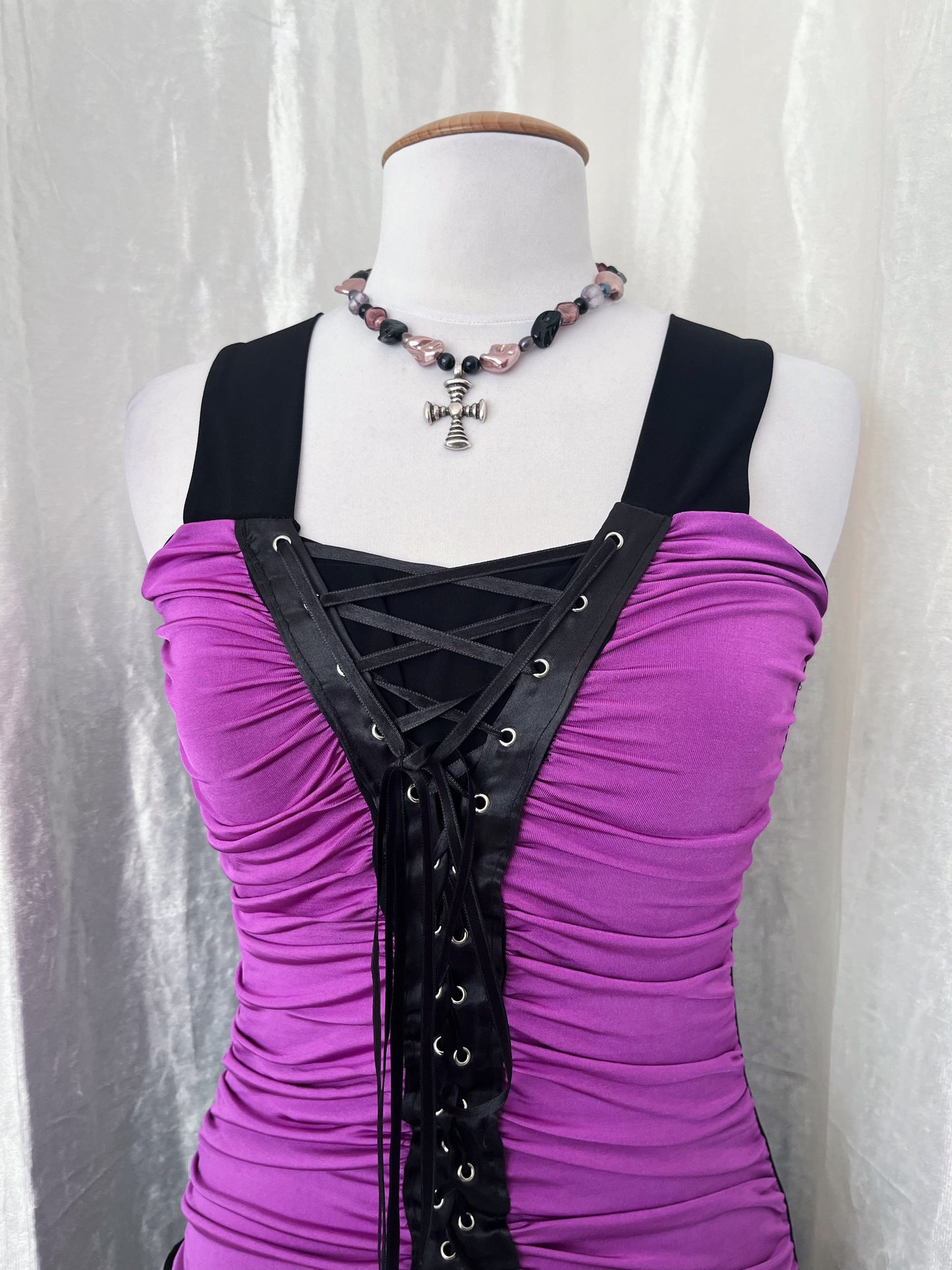 Iconic gothic lace-up pink & black dress 🎀