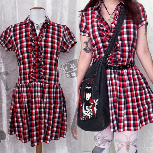 Amazing little plaid dress with ruffle details 🎪🌀