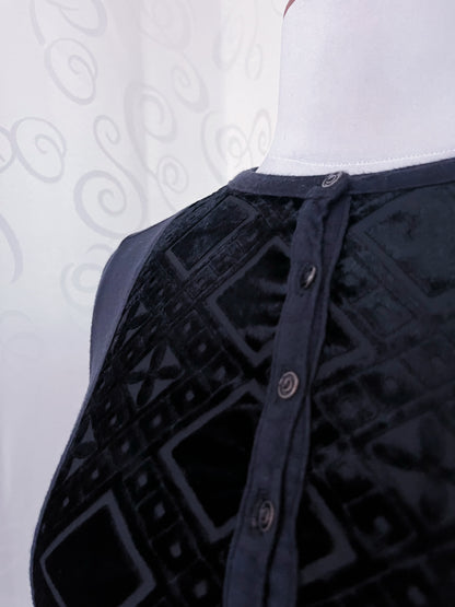 00’s Gothic top with iconic velvet detail 🕸️🕷️