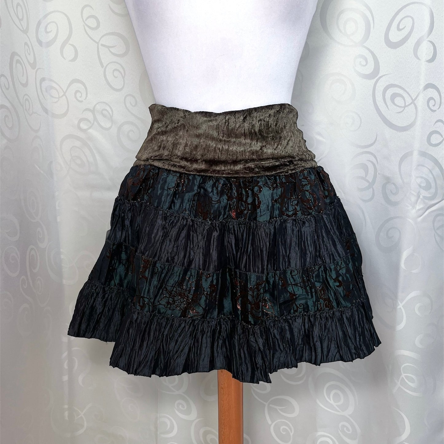 00’s deadstock whimsygoth fairy green skirt with embroidery & velvet detail 🧚🏾