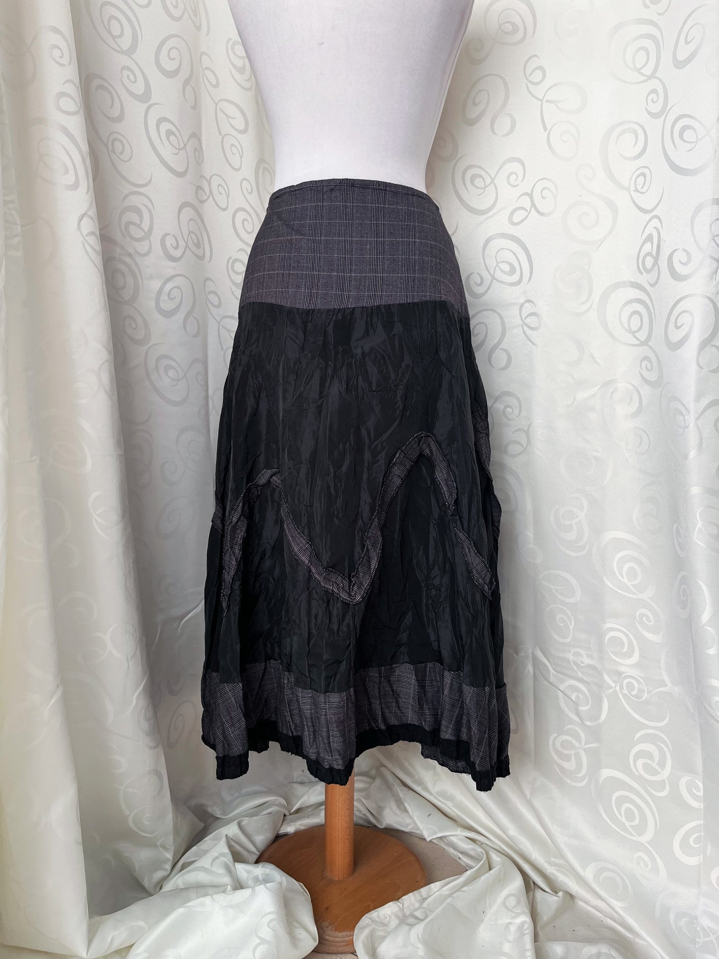 00’s iconic whimsy tartan patchwork skirt 🦇🌀