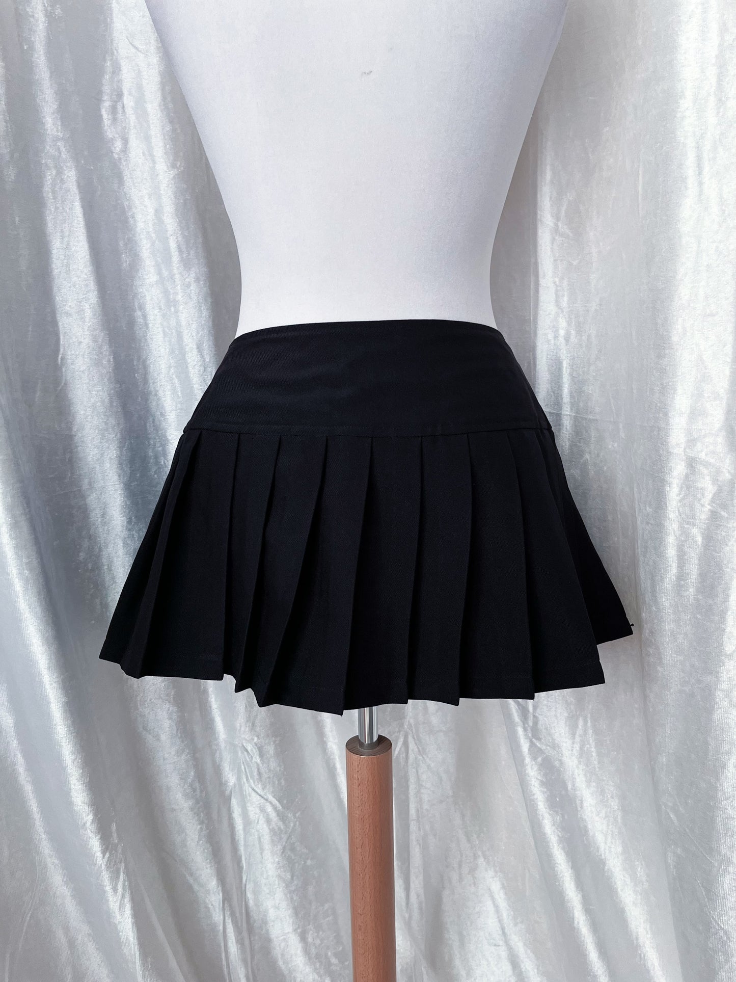 Alt mini low-waist, wrap-around skirt with belt buckle detail 🦇