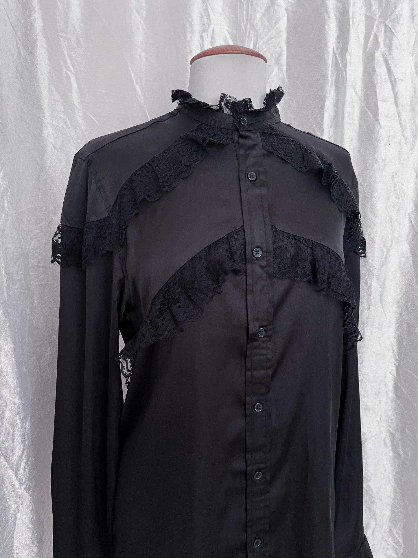 Modern gothic oversize shirt with lace detail 🦇✨