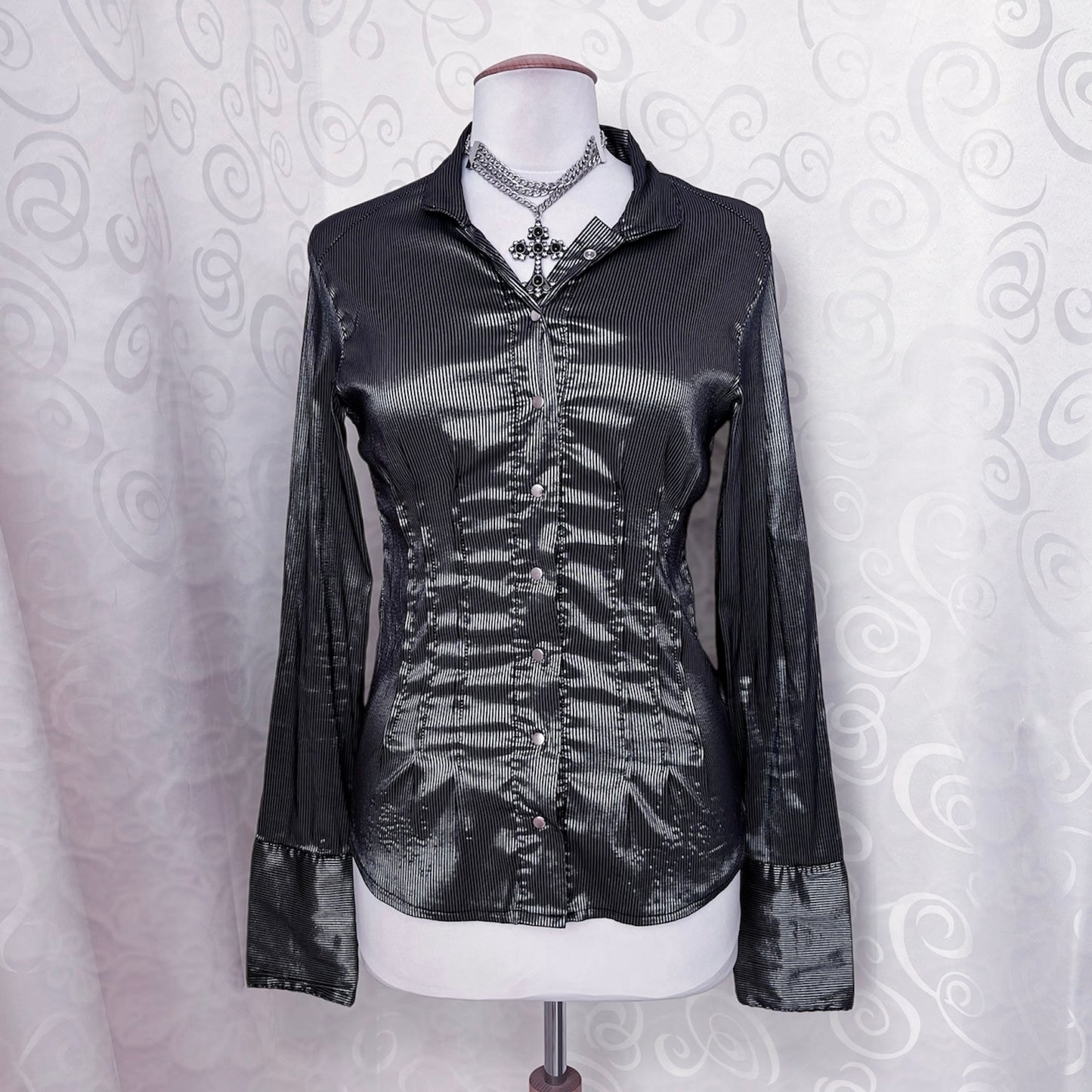 00’s gothic satin striped silver shirt 🩶🖇️