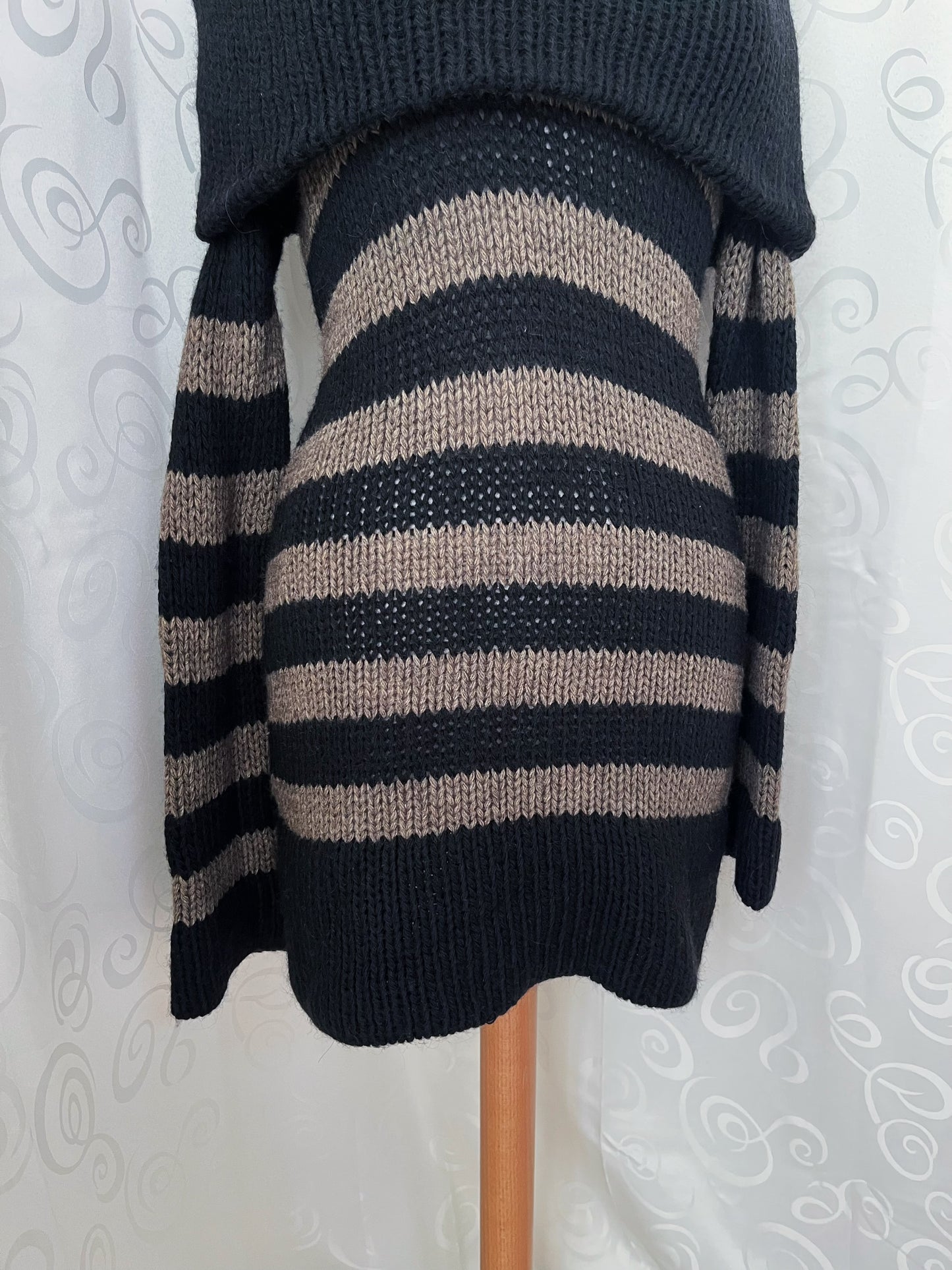 Iconic emo striped knit off-shoulder tunic 🕷🗝