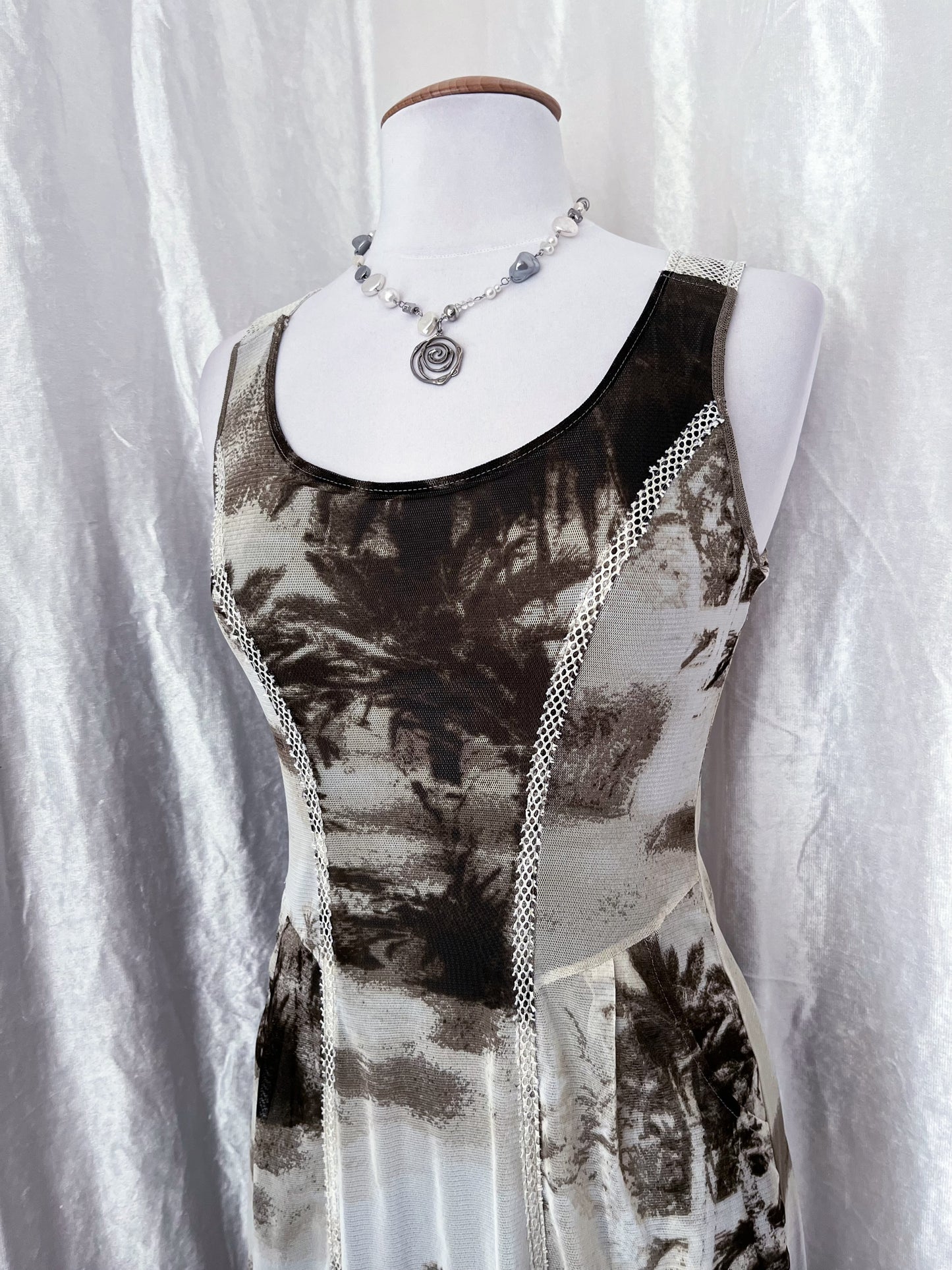 00's iconic mesh printed dress with little pockets on the sides ✨