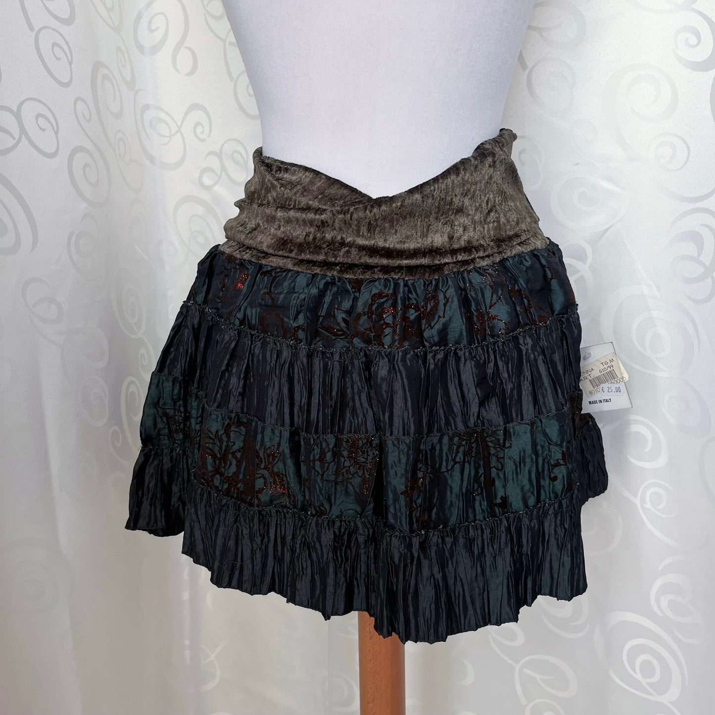00’s deadstock whimsygoth fairy green skirt with embroidery & velvet detail 🧚🏾