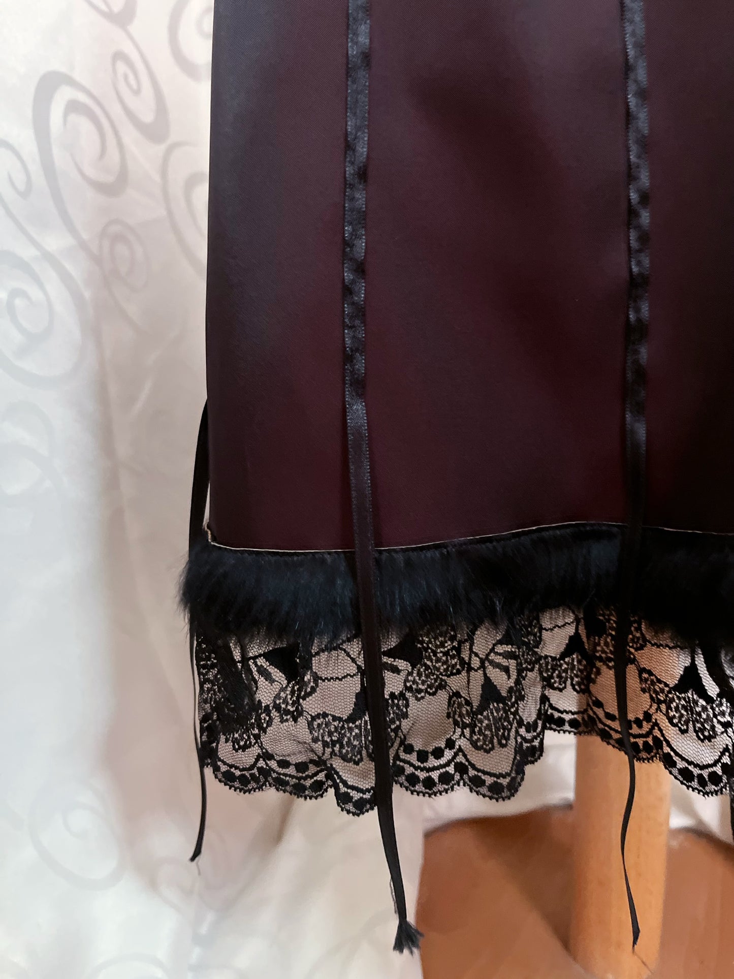 00’s Vampire Gothic dark burgundy satin skirt with lace & faux fur trim detail 🦇🥀