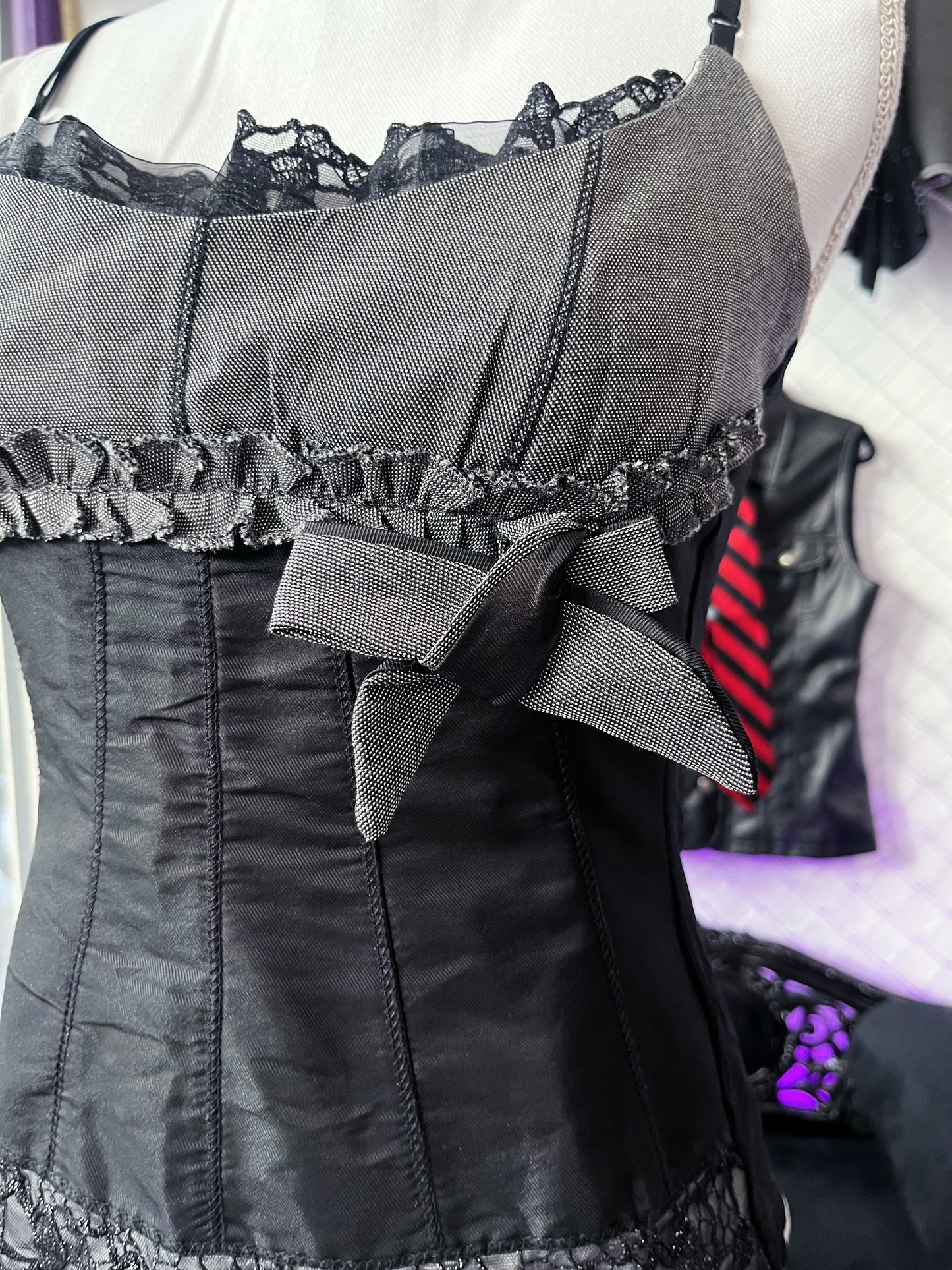 00’s Dark coquette/Whimsy black & grey top with mesh back 🖤