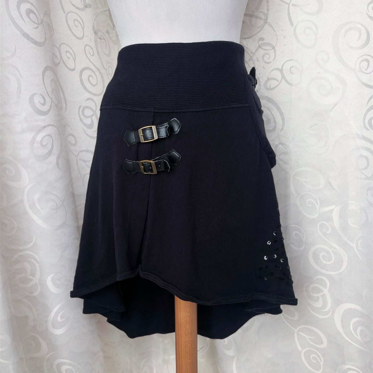 00’s alternative cotton skirt with belt details & embroidered bunnies on the back 🐇