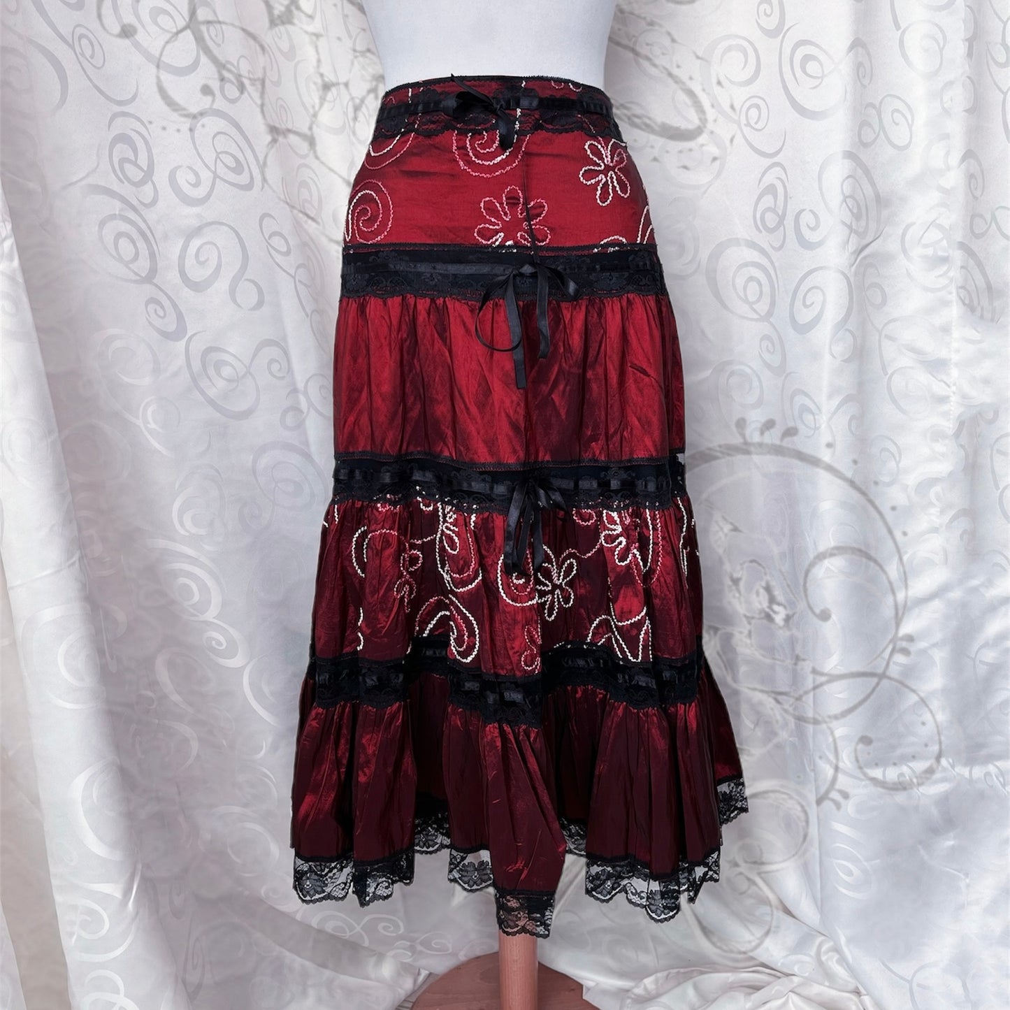 Vintage whimsygoth midi burgundy embroidered skirt with lace detail 🫀