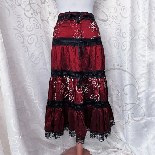 Vintage whimsygoth midi burgundy embroidered skirt with lace detail 🫀