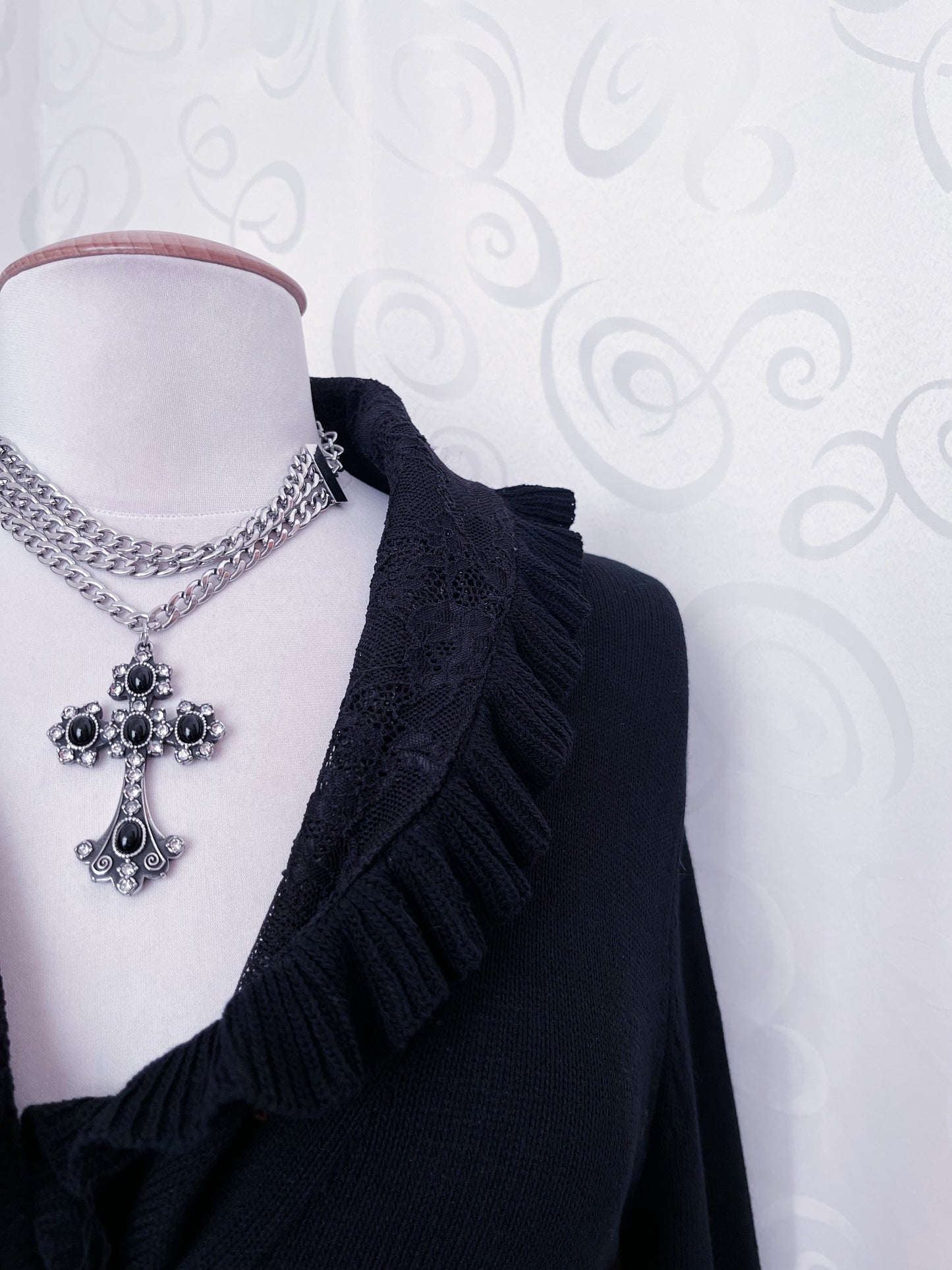 00’s Gothic heavy cardigan with lacey & velvet details 🦇🌀