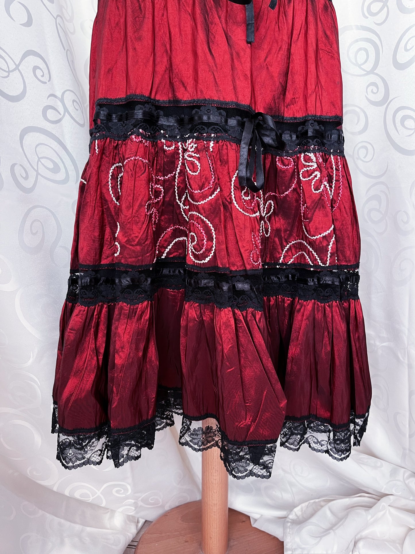 Vintage whimsygoth midi burgundy embroidered skirt with lace detail 🫀