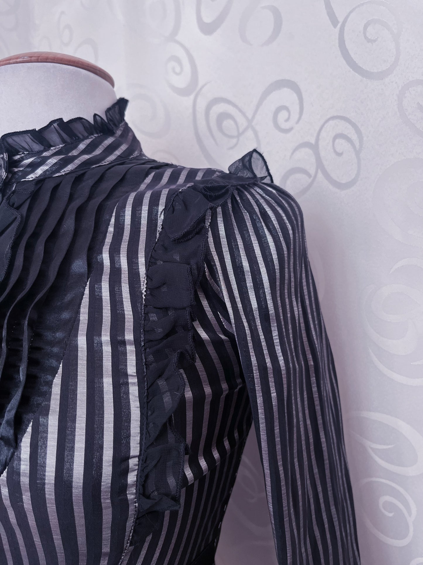 00’s Gothic/Jirai Kei striped ruffle shirt 🖤🌀