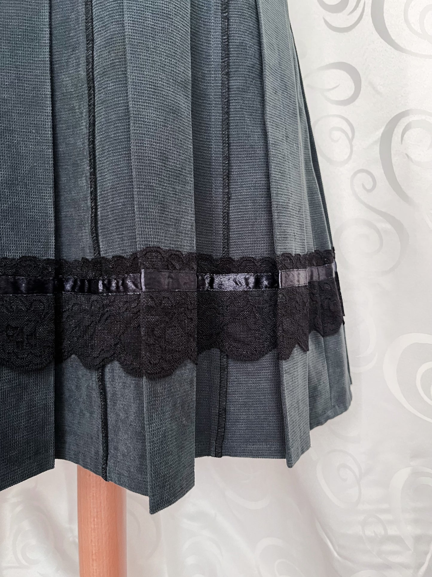 00’s dark coquette grey midi pleated skirt with lace & satin details 🌀🕷️