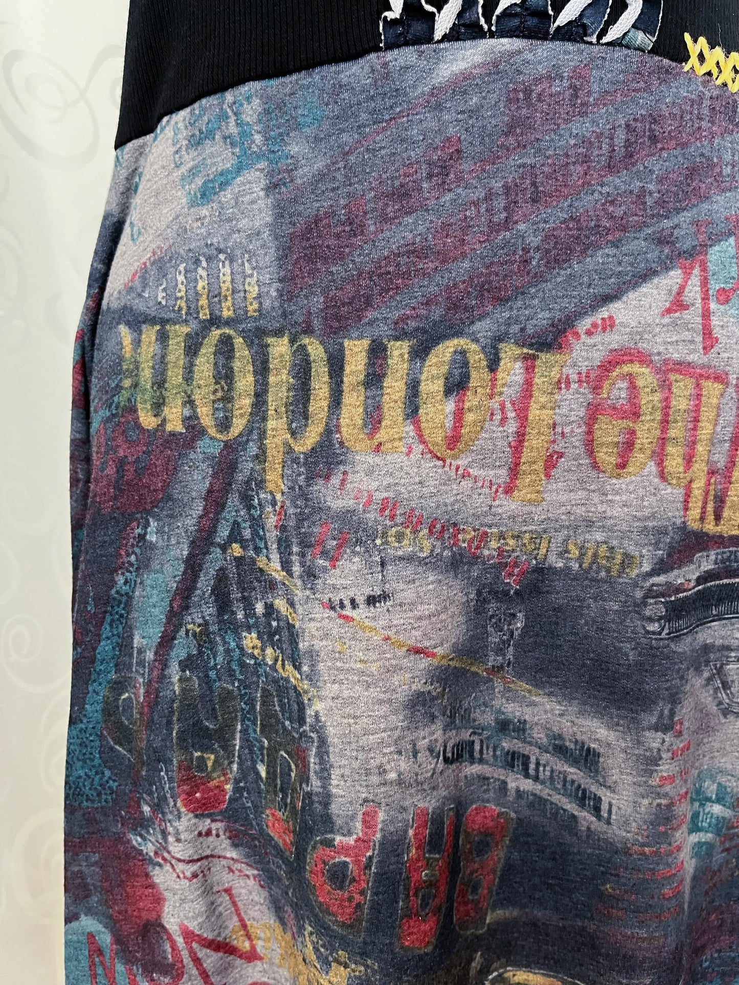 00’s asymmetrical city print dress with ruffle & stitches details 🌀🌃